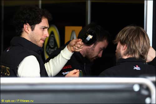 Бруно Сенна и Ник Хайдфельд в боксах Lotus Renault GP