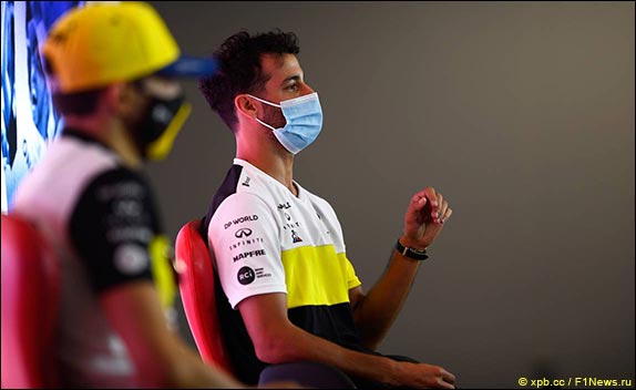Гонщики Renault на пресс-конференции в четверг
