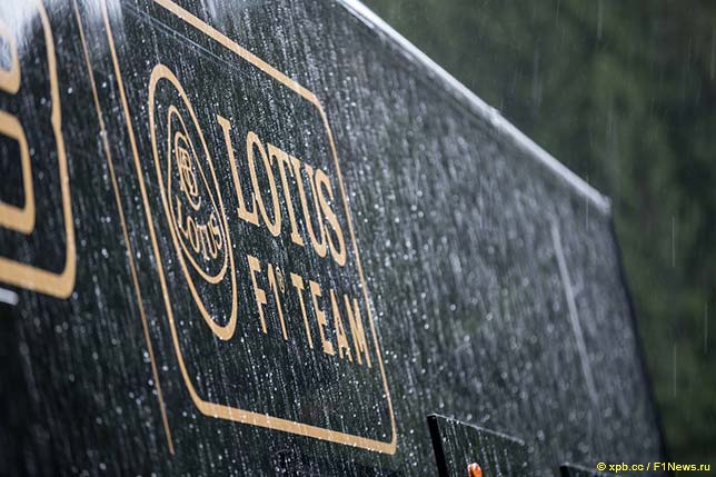 Грузовик команды Lotus F1 под проливным дождём в паддоке Спа