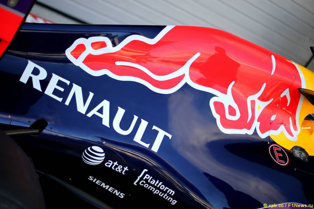 Логотип Renault на машине Red Bull Racing