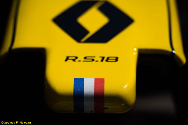 Логотип Renault на носовом обтекателе машины