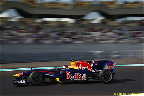 Себастьян Феттель за рулем Red Bull - Renault на трассе в Абу-Даби
