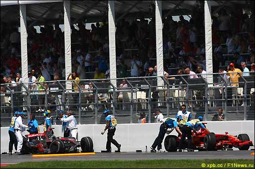 Ferrari Кими Райкконена и McLaren Льюиса Хэмилтона на месте аварии