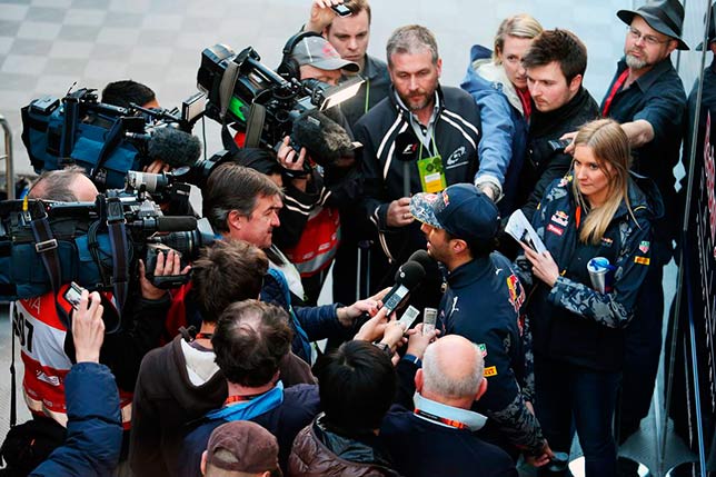Даниэль Риккардо на встрече с прессой в паддоке Барселоны