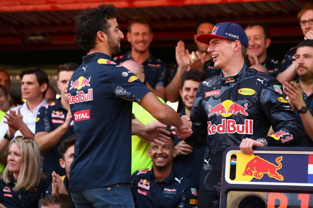 Гран При Испании. Даниэль Риккардо (слева) поздравляет Макса Ферстаппена