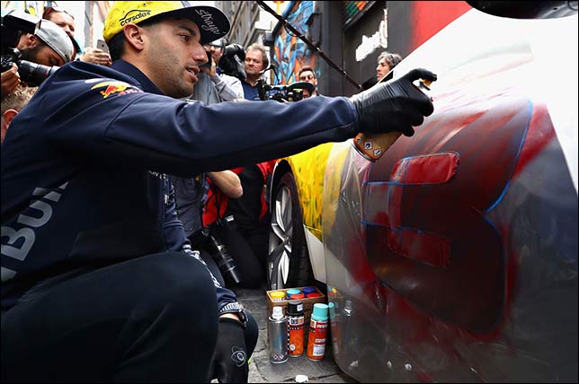 Даниэль Риккардо на мероприятии Red Bull в среду вместе с напарником расписывал машины