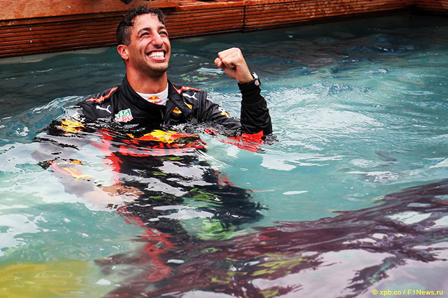Даниэль Риккардо празднует победу в Гран При Монако