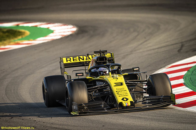 Даниэль Риккардо за рулём Renault на тестах в Барселоне
