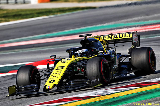 Даниэль Риккардо за рулём Renault на тестах в Барселоне