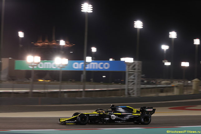 Даниэль Риккардо за рулём Renault R.S.20 на трассе в Бахрейне