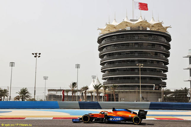 Даниэль Риккардо за рулём McLaren MCL35M на тестах в Бахрейне