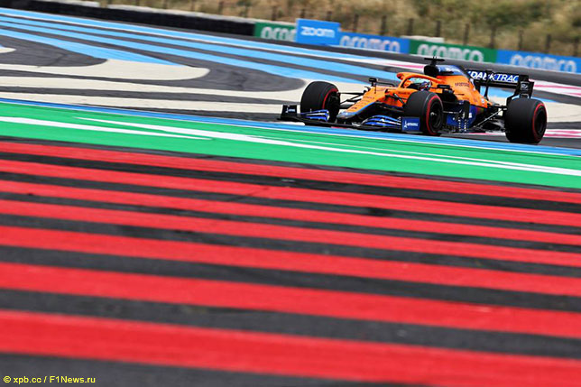 Даниэль Риккардо за рулём McLaren MCL35M на трассе во Франции