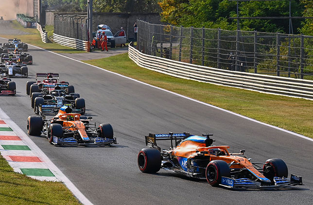Гонщики McLaren на трассе в Монце во время субботнего спринта
