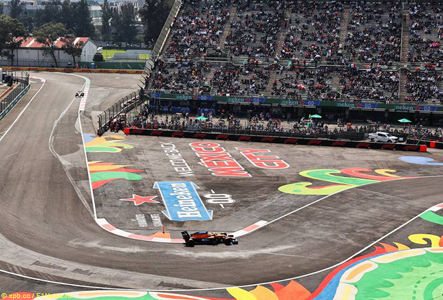 Даниэль Риккардо преодолевает 13-й поворот трассы в Мехико