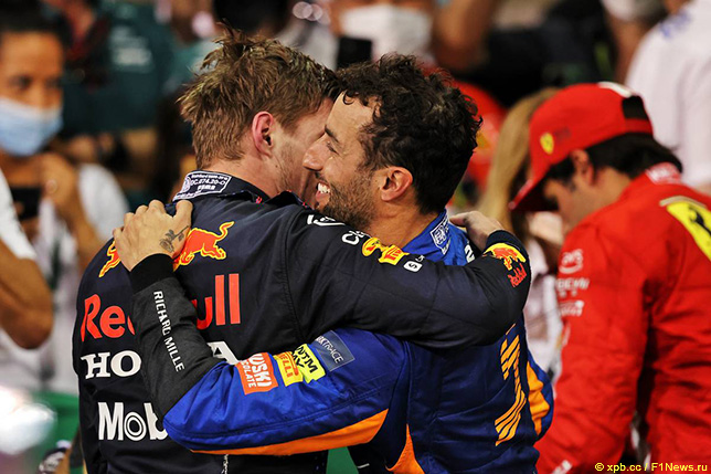 Даниэль Риккардо поздравляет бывшего напарника с победой в чемпионате мира после Гран При Абу-Даби