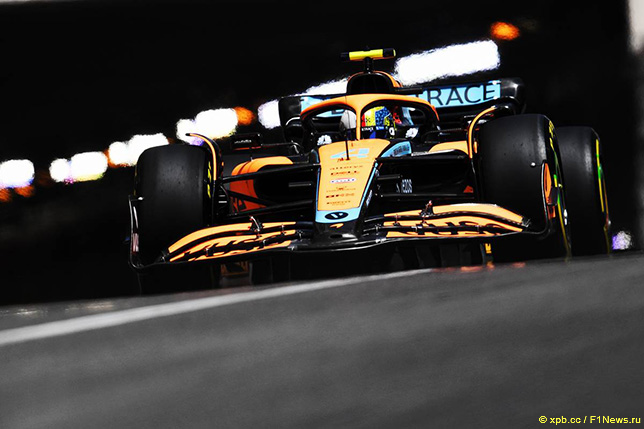 Ландо Норрис за рулём McLaren MCL36 на трассе в Монако
