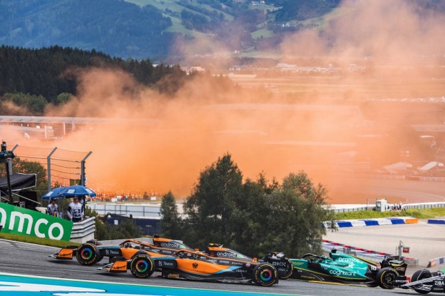 Машины McLaren на трассе в Шпильберге в самом начале Гран При Австрии, фото XPB
