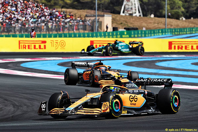 Машины McLaren на трассе Гран При Франции