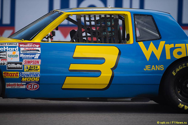 Даниэль Риккардо за рулём исторической машины NASCAR из коллекции Зака Брауна на трассе в Остине, 2021 год