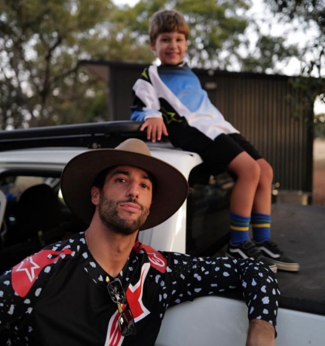Даниэль Риккардо и его племянник на ферме гонщика в Австралии