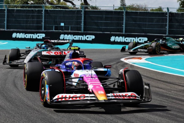 Юки Цунода ведёт борьбу за позицию на трассе Гран При Майами, фото XPB