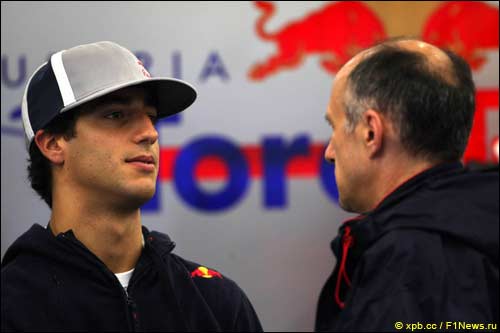 Даниэль Риккардо и глава команды Toro Rosso Франц Тост