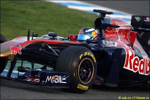 Даниэль Риккардо за рулем STR6 на тестах в Хересе