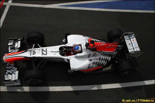 Даниэль Риккардо за рулем HRT F111