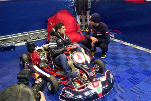 Даниэль Риккардо консультирует одного из участников финала Red Bull Kart Fight