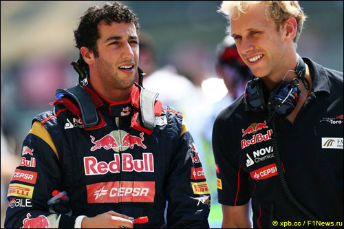 Даниэль Риккардо и физиотерапевт Toro Rosso Стюарт Смит