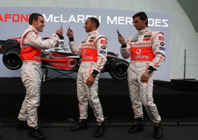 Педро де ла Роса (справа) на презентации машины McLaren в 2007 году, фото XPB