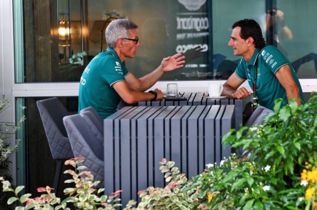 Педро де ла Роса (справа) и Майк Крак, руководитель Aston Martin F1, фото XPB