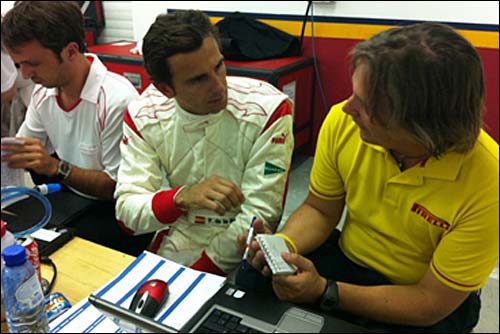 Педро де ла Роса и инженер Pirelli