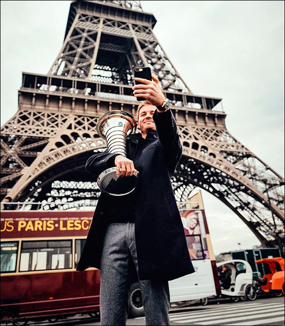 Нико Росберг с Кубком у Эйфелевой башни