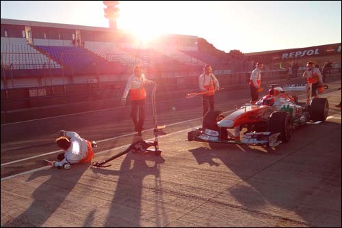 Инцидент в боксах Force India. Фото Auto Motor und Sport