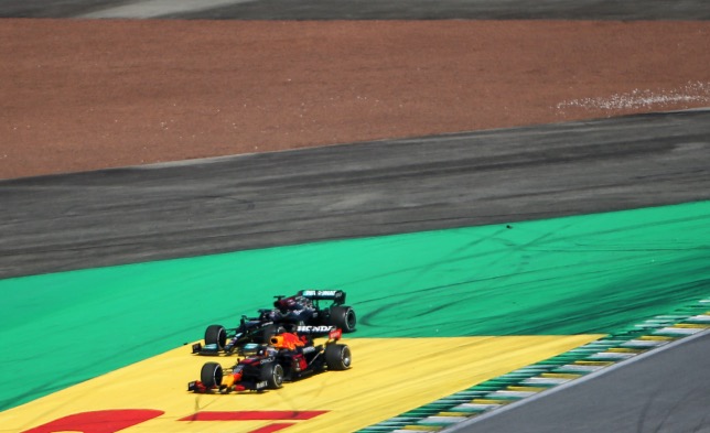 Машины Макса Ферстаппена и Льюиса Хэмилтона за пределами трассы на 48 круге гонки в Сан-Паулу фото XPB