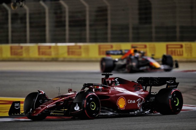 Шарль Леклер за рулём F1-75 на трассе Гран При Бахрейна, фото XPB