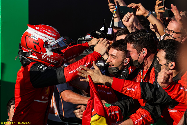 Команда Ferrari поздравляет Шарля Леклера с победой в Мельбурне