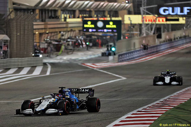 Джордж Расселл за рулём машины Williams на дистанции Гран При Бахрейна