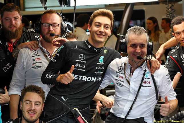 Джордж Расселл вместе с инженерами Mercedes радуется завершению сезона