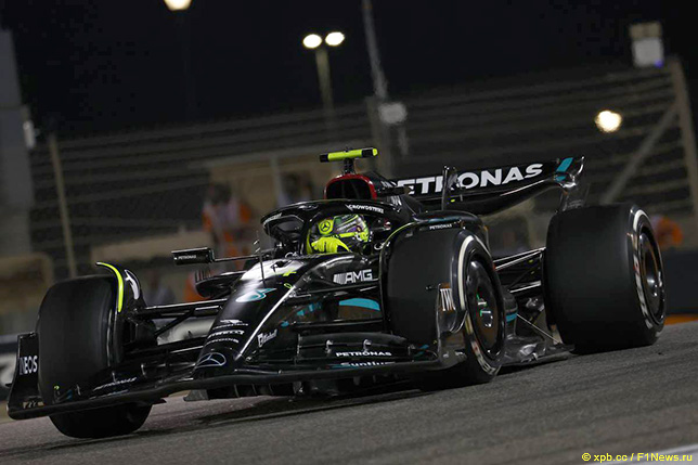 Льюис Хэмилтон на трассе Гран При Бахрейна