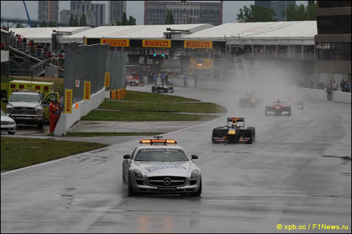 Пилоты следуют за автомобилем безопасности на Гран При Канады 2011 года