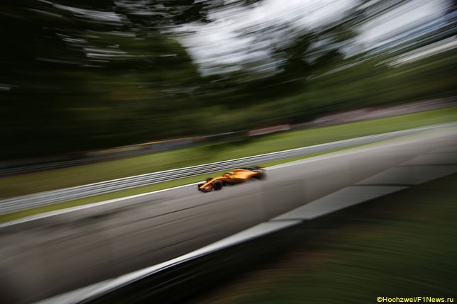 Mашина McLaren на трассе в Монце
