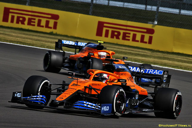 Машины McLaren на трассе Гран При Великобритании