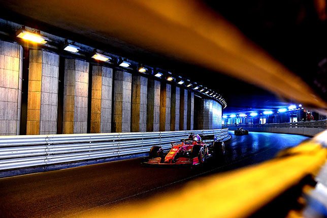 Шарль Леклер за рулём Ferrari SF21 на трассе в Монако, фото пресс-службы Ferrari