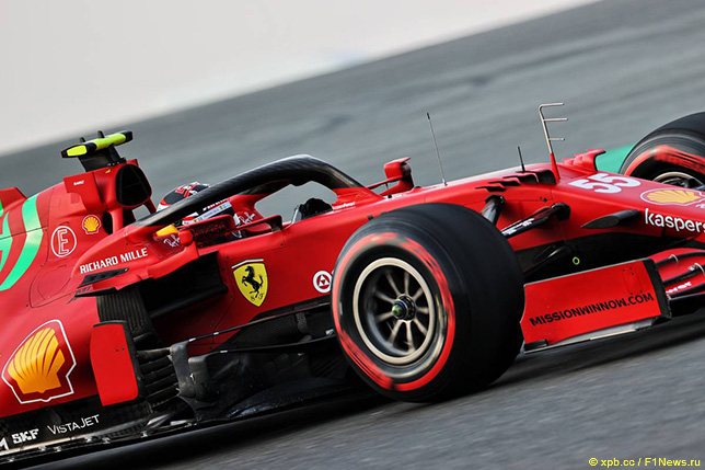 Карлось Сайнс за рулём Ferrari SF21