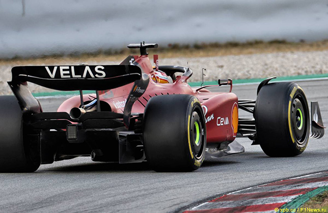 Карлось Сайнс за рулём Ferrari F1-75 на трассе в Барселоне