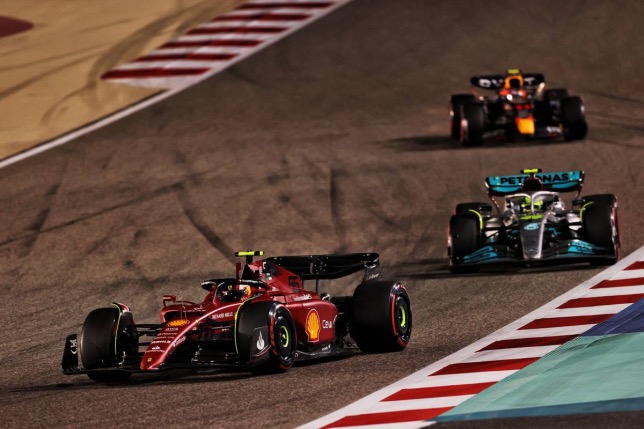 Карлос Сайнс сдерживает натикс Льюиса Хэмилтона на дистанции Гран При Бахрейна, фото XPB