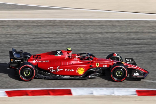 Ferrari F1-75 Карлоса Сайнса на трассе в Бахрейне, фото XPB