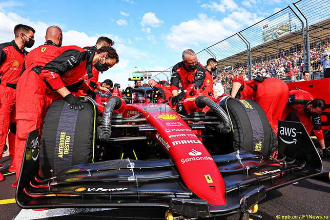 Механики Ferrari работают с машиной Карлоса Сайнса перед стартом Гран При Австралии